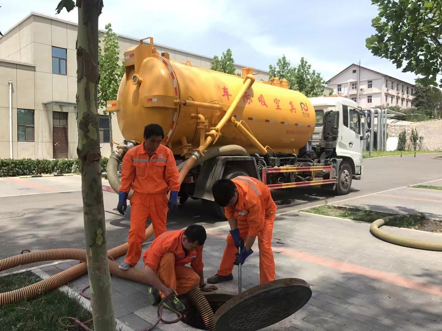 荔浦管道疏通车停在窨井附近