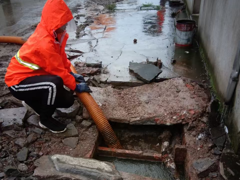 荔浦专业清理污水池 炜誉市政以规范流程守护城市 “肠道”