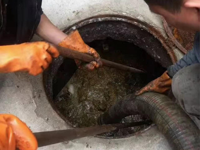 荔浦清理化粪池时如何避免沼气的危害？